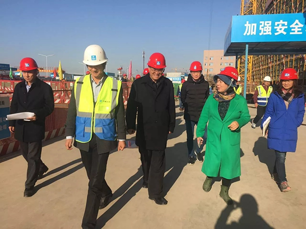 西安高新區(qū)紀(jì)工委王寬讓到西安國(guó)際醫(yī)學(xué)中心工地調(diào)研