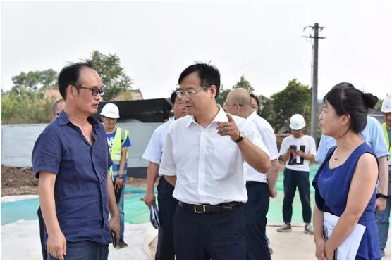 鐘書記走訪國(guó)際醫(yī)學(xué)項(xiàng)目現(xiàn)場(chǎng)，冒酷暑、送服務(wù)、解難題