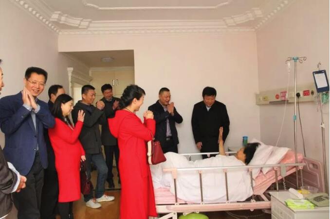 大年初一！公司領(lǐng)導(dǎo)為堅(jiān)守崗位的員工拜年！