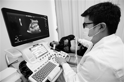 三秦都市報(bào)報(bào)道—西安國際醫(yī)學(xué)中心醫(yī)院一天為500人完成免費(fèi)腫瘤篩查