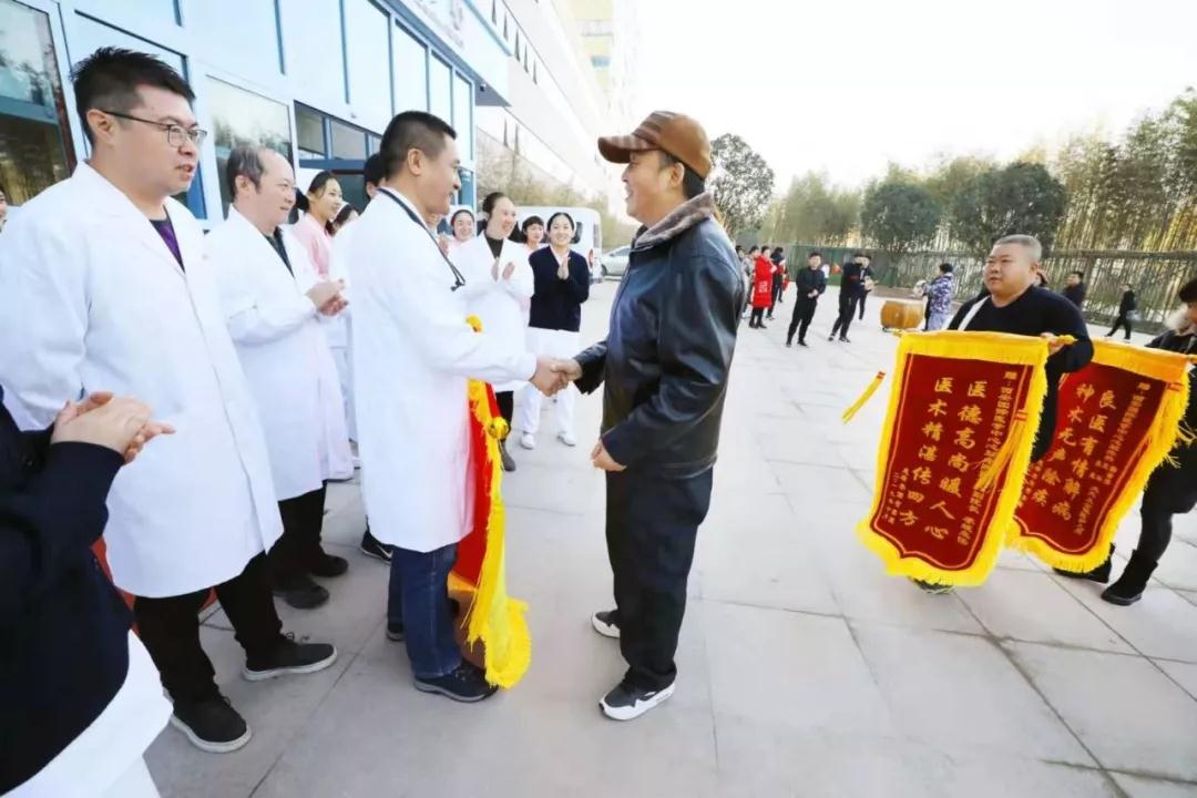 三秦網(wǎng)報道—西安國際醫(yī)學中心醫(yī)院創(chuàng)奇跡 老賈康復(fù)出院敲鑼打鼓送錦旗