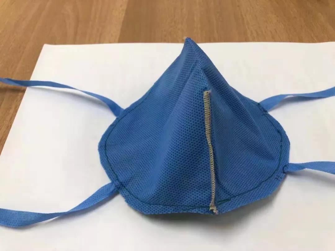 西安國際醫(yī)學(xué)中心醫(yī)院醫(yī)護(hù)人員動手做口罩