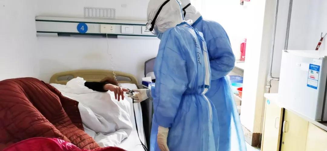 贊！醫(yī)護(hù)人員用方言為患者加油打氣