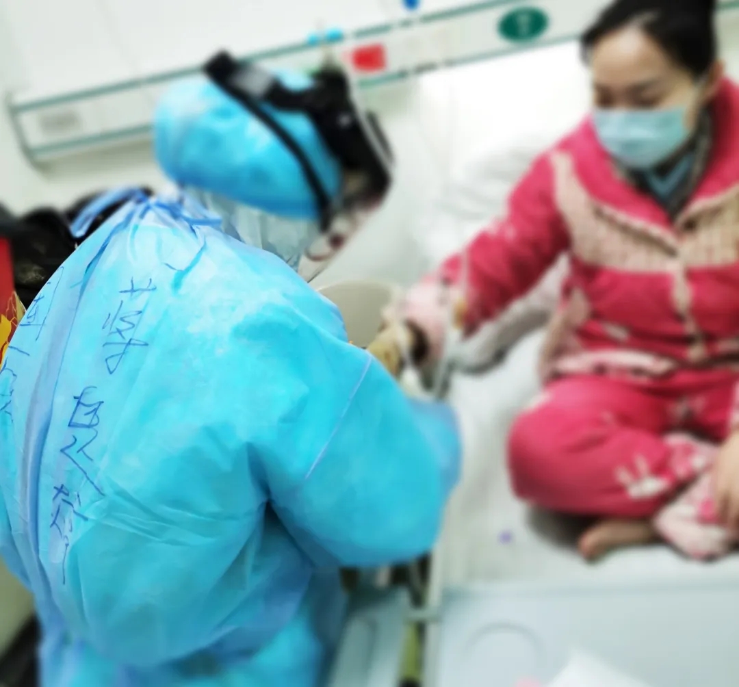 【戰(zhàn)“疫”日記】 穿著防護服的“奧特曼”