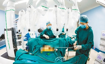 西安日報——新一代達芬奇手術機器人在我市“首秀”  助力婦科微創(chuàng)手術獲成功