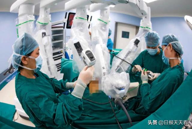 西安日?qǐng)?bào)——新一代達(dá)芬奇手術(shù)機(jī)器人，輔助婦科微創(chuàng)手術(shù)獲成功