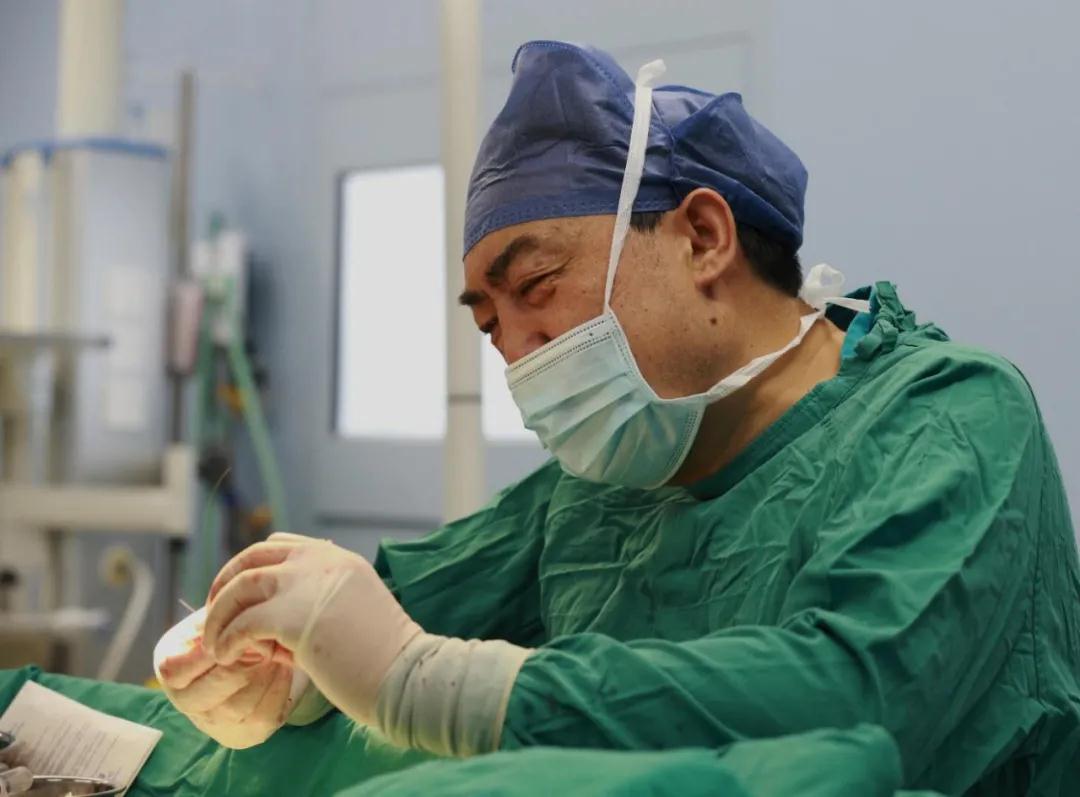 “中國器官再造第一人”郭樹忠教授用三根肋骨雕刻成“耳朵”！