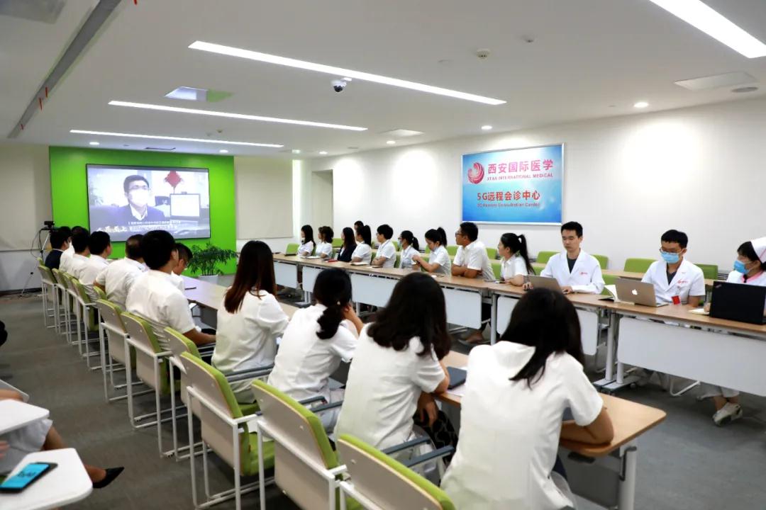 我院醫(yī)護人員收看全國抗擊新冠肺炎疫情表彰大會實況