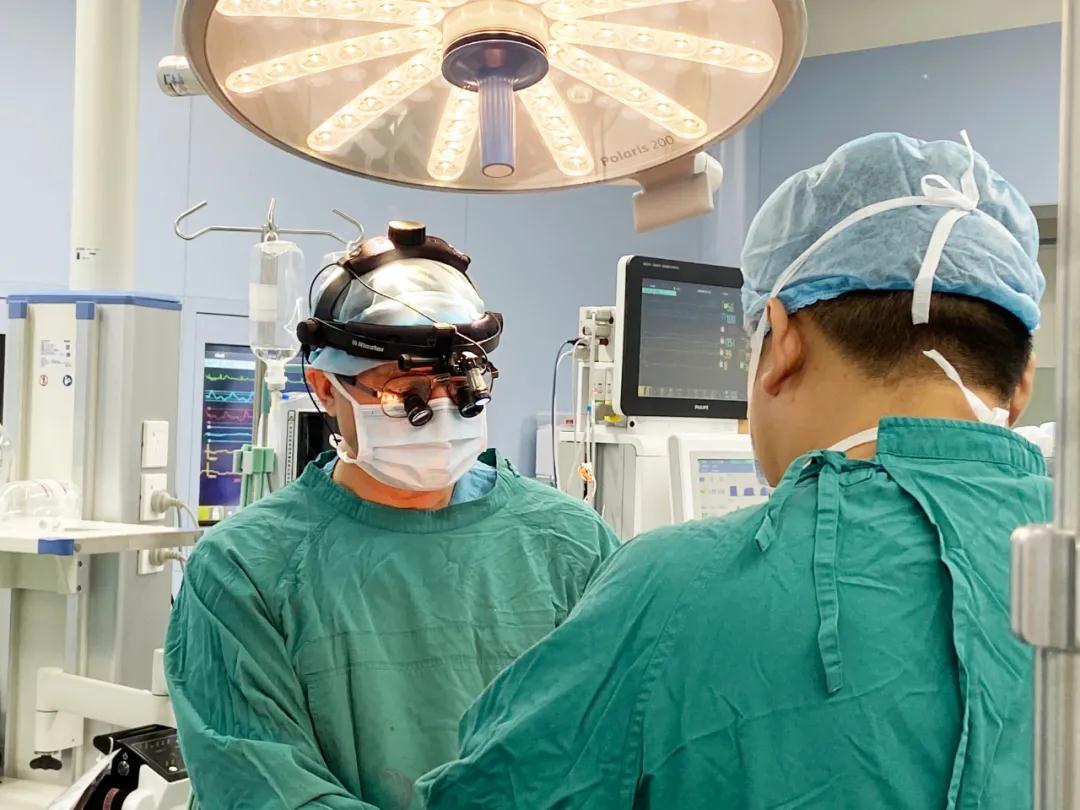 大福的胸腔里拋進了一支橄欖球——記一例罕見巨大夾層動脈瘤手術