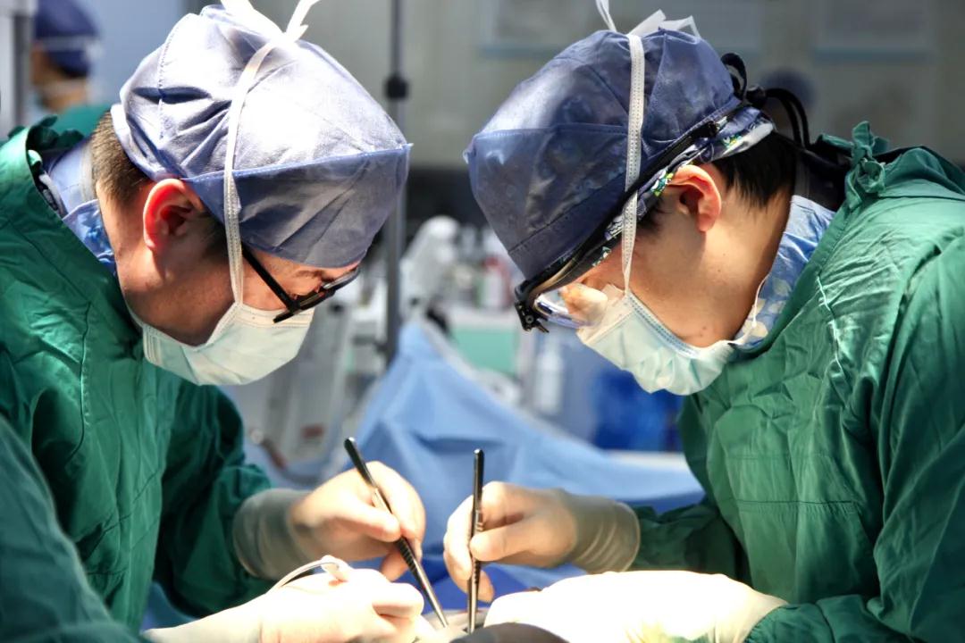 又一次突破！心外團隊完成國內(nèi)首例“經(jīng)股TAVR+TEVAR”