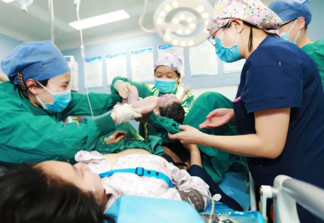 華商云健康—迎新春，西安國(guó)際醫(yī)學(xué)中心醫(yī)院第一個(gè)“金牛寶寶”來(lái)啦！