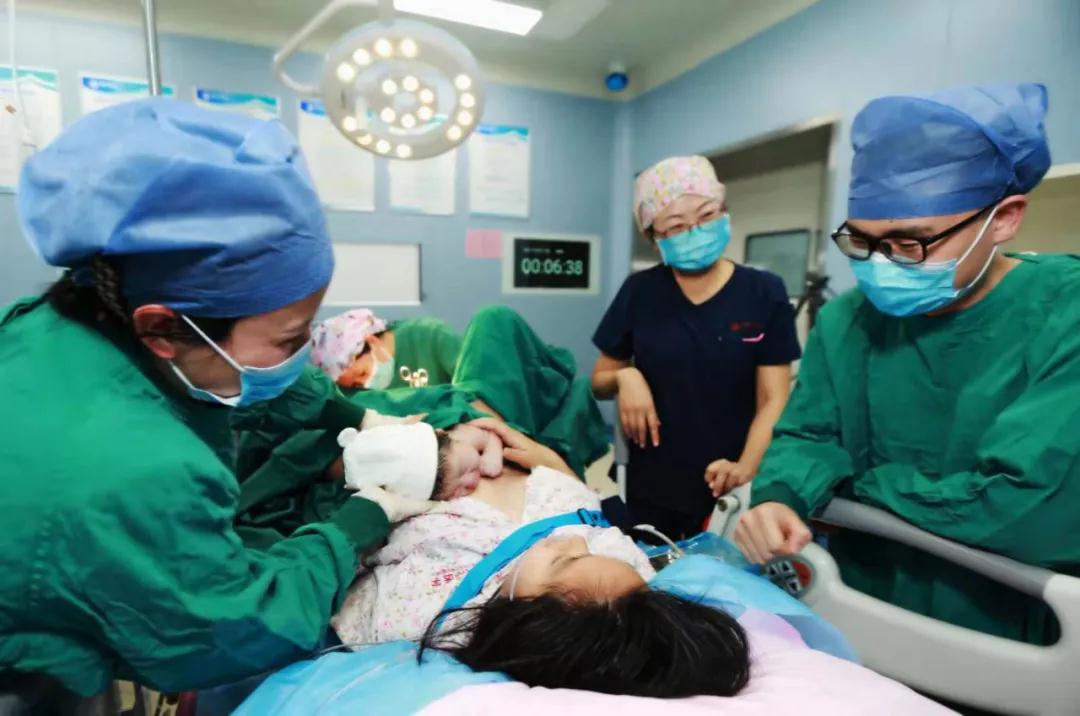 陽(yáng)光網(wǎng)—迎新春，西安國(guó)際醫(yī)學(xué)中心醫(yī)院第一個(gè)“金牛寶寶”來(lái)啦！