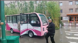 暖心！醫(yī)院下雨天安排擺渡車
