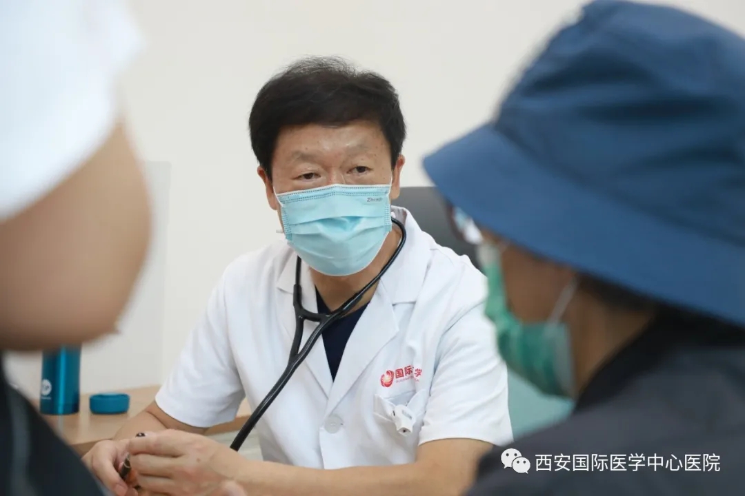 高血壓義診+送健康卡 這家醫(yī)院為群眾守護健康