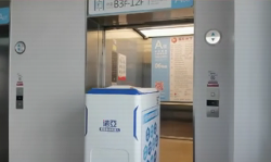 機(jī)器人成精啦！送藥還會坐電梯