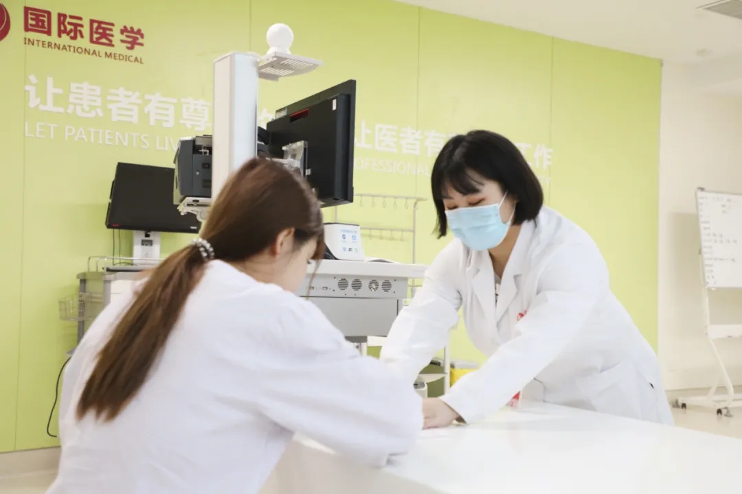 出院手續(xù)床前辦理，「移動(dòng)結(jié)算車」便民又惠民！