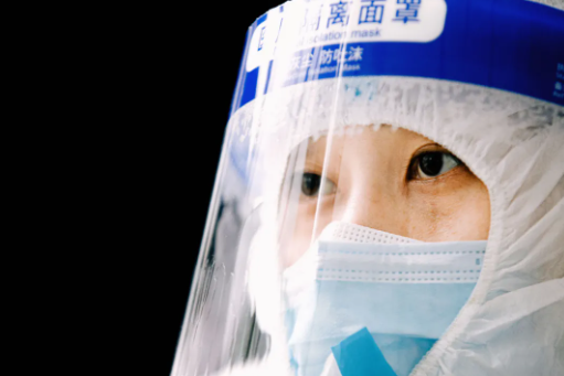 你穿防護服的樣子，真好看！