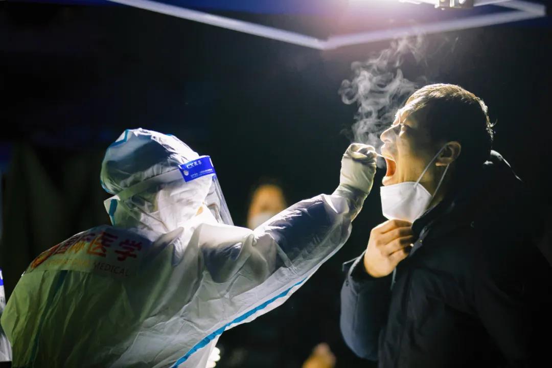 270 萬+！凍紅的手、蹲下的背影，看哭了......