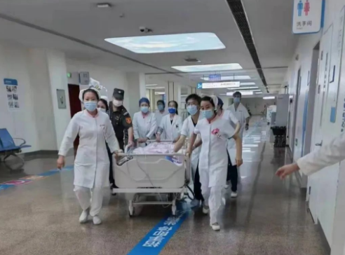 “999”急救集結(jié)號(hào)響起！他們與時(shí)間賽跑......