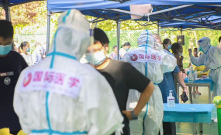 泡白的雙手，濕透的衣服，高溫天氣下的這些“大白”讓人心疼