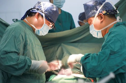 復(fù)診首日，市民排隊掃碼，有序就診……