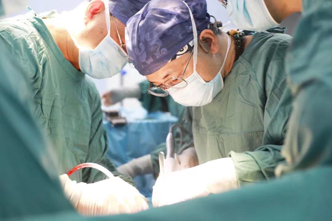 “小小”痔瘡?fù)蝗话l(fā)難，壯年小伙兒直呼救命！