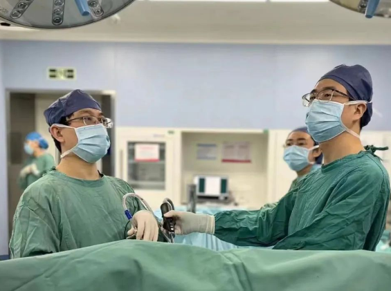 一劈為二！這臺微創(chuàng)手術(shù)為他清除了“不速之客”