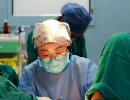 甘肅孕婦星夜兼程400公里，醫(yī)生連夜“環(huán)扎”保胎兒