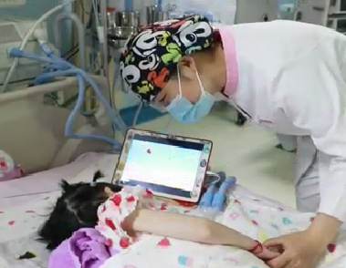 六一兒童節(jié)，ICU內(nèi)醫(yī)護(hù)為小患者扎辮子