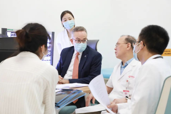門診、查房、學術(shù)交流……全美排名第一的妙佑醫(yī)療國際專家團隊參與“首屆國際醫(yī)學高峰論壇”國際診療日活動