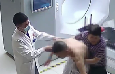 驚險！患者險些跌倒，醫(yī)生跳過治療床扶患者
