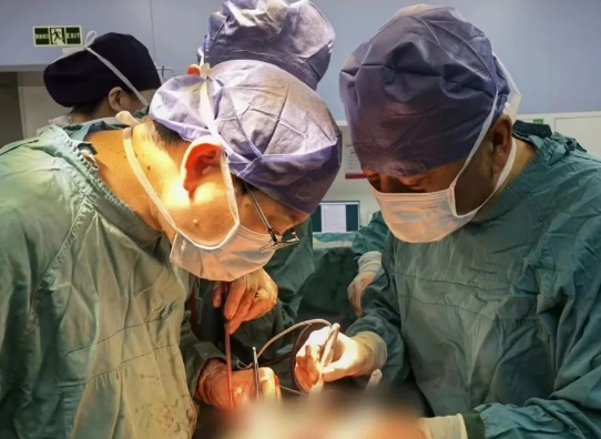 有實力有擔(dān)當(dāng)！他完成了這臺“無人敢接”的高難度手術(shù)