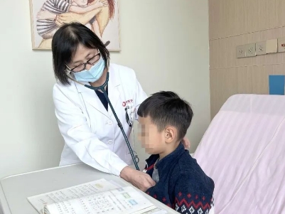 支原體肺炎來了！住院扎堆，學習桌搬到病房，孩子邊寫作業(yè)邊打點滴