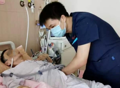 從呼吸困難到放聲歌唱，年近古稀的他用2個多月實現(xiàn)了……