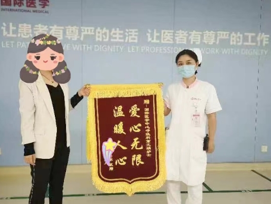 點(diǎn)贊正能量！95后護(hù)士救下走失老人 暖心一扶顯大愛