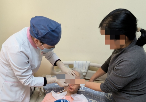 一鍵預(yù)約，專業(yè)到家——西安國(guó)際醫(yī)學(xué)中心醫(yī)院“互聯(lián)網(wǎng)+護(hù)理上門服務(wù)”為失能老人解憂，讓家屬安心工作