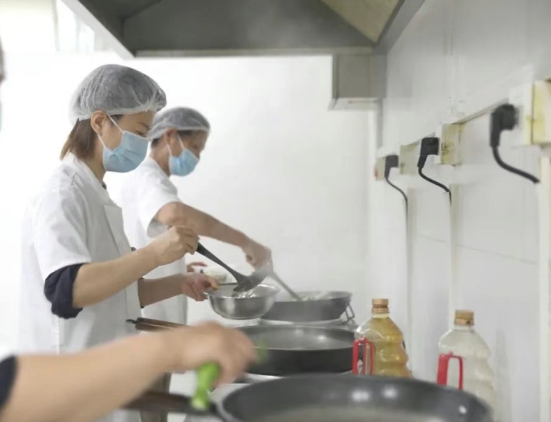 灶火燃起時(shí)，醫(yī)院飄出“家的味道”