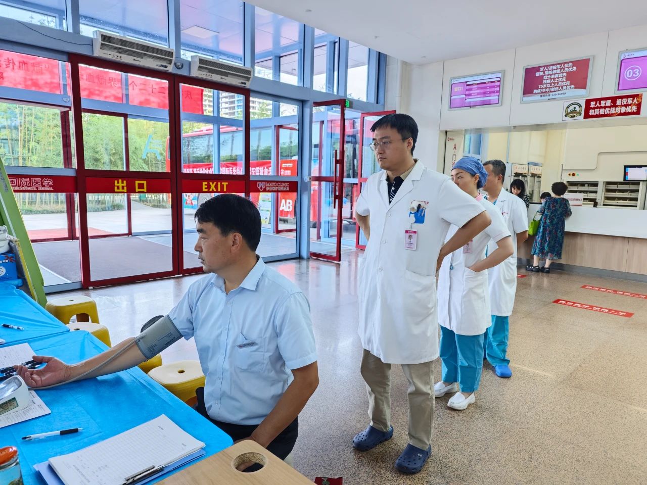 點(diǎn)亮生命之光——我院開展無償獻(xiàn)血活動(dòng)