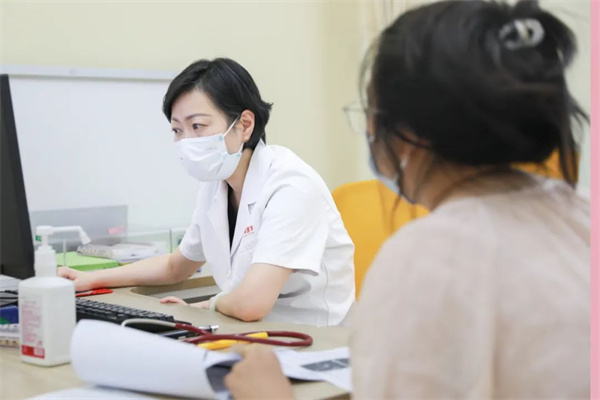 生長發(fā)育、視力矯治、泌尿外科……暑假未到，兒科門診已排起長隊(duì)