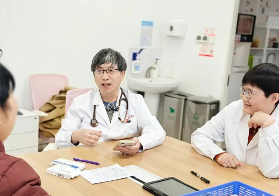 醫(yī)護(hù)都夸的女兒，其實(shí)是兒媳