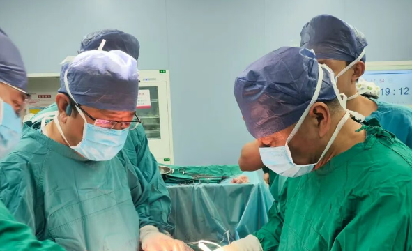 15cm巨瘤纏死主動脈，醫(yī)生11小時“換血”拆彈：這是在豆腐上繡花