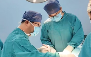 1/4顱骨被切，頭皮只剩1/3厚！76歲老人重塑“天靈蓋”…