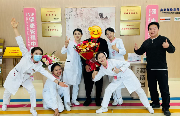 “我愿意幫你們宣傳”——出院前，外國(guó)友人主動(dòng)要求合影、送錦旗