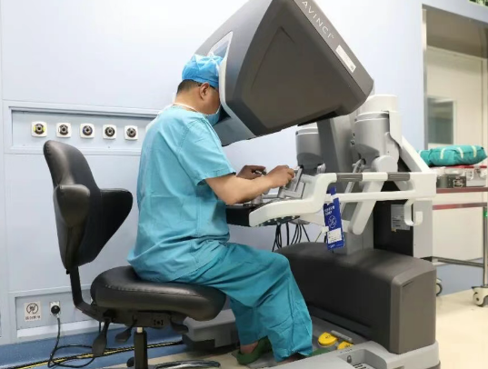 告別終身尿袋！機(jī)器人“操刀” 回腸巧變新膀胱